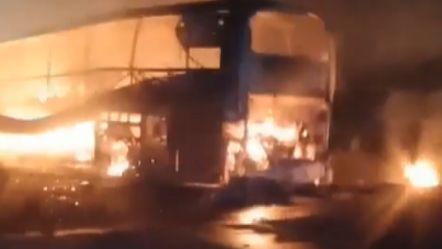 Avtobus yük maşını ilə toqquşdu, 30 nəfər öldü - VİDEO