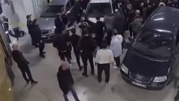 Futbolçu ilə azarkeşlər arasında əlbəyaxa dava – VİDEO