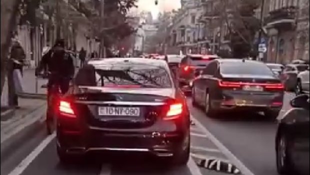 Paytaxtda &ldquo;Mercedes&rdquo; sürücüsü velosiped zolağında maşın sürdü &ndash; VİDEO