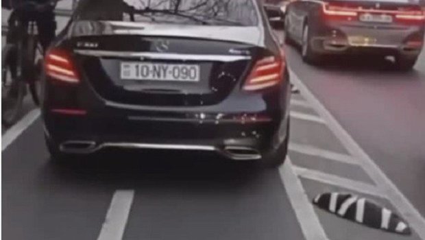 Velosiped yolu ilə hərəkət edən maşının sürücüsü cəzalandırıldı &ndash; VİDEO