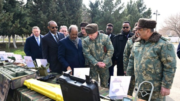 Somali Prezidenti komando hərbi hissəsinə baş çəkdi