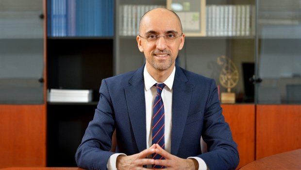 Nazirin müşaviri işə skuterlə getdi &ndash; FOTO