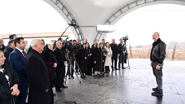 Prezidentin sakinlərlə SƏMİMİ DİALOQU: &ldquo;Maşallah, sənin də yumruğun yaxşıdır&rdquo; - VİDEO