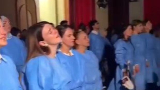 Bakıda QEYRİ-ADİ psixoloq SEANSI - Pasiyentlər yerə yıxılaraq ağlayır, əsir və qışqırırlar &ndash; VİDEO