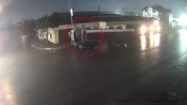 Bakıda yük maşını işıqfora çırpıldı &ndash; ANBAAN VİDEO