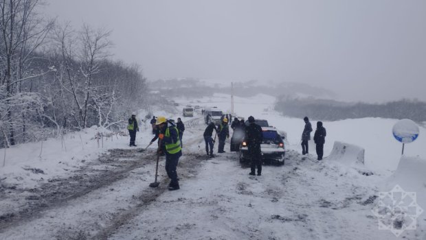 Qar yolu bağladı, sürücülər çarəsiz qaldı &ndash; FOTO