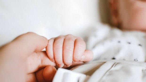 Yeni doğulmuş körpənin qarnında əkizlər TAPILDI