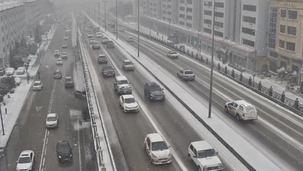 Sürücülərin nəzərinə: Bakıda bu yollar sürüşkəndir - SİYAHI/FOTO