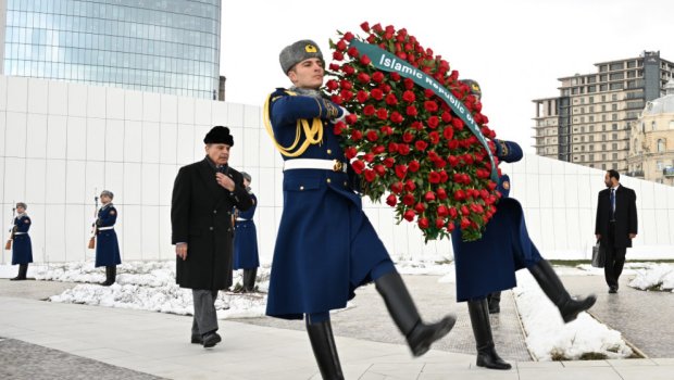 Pakistanın Baş naziri Bakıda Zəfər parkını ziyarət etdi - FOTO