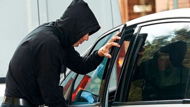 &ldquo;BMW&rdquo;dən külli miqdarda pul oğurlandı