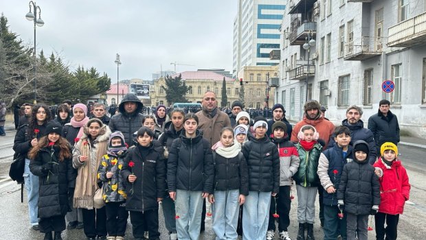 İOEUG Gimnastika Məktəbinin kollektivi &ldquo;Ana harayı&rdquo; abidəsini ZİYARƏT ETDİ &ndash; FOTO