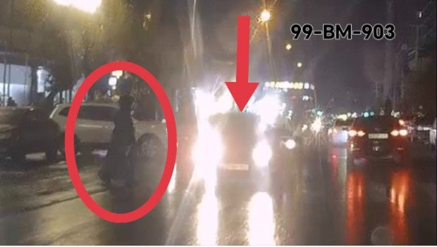 Piyada keçidində qorxulu anlar: Qadın dayanmasaydı... - VİDEO