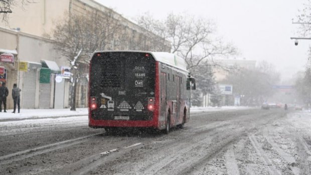 &ldquo;BakuBus&rdquo;un avtobusu qarda sürüşərək yolun kənarına düşdü - VİDEO
