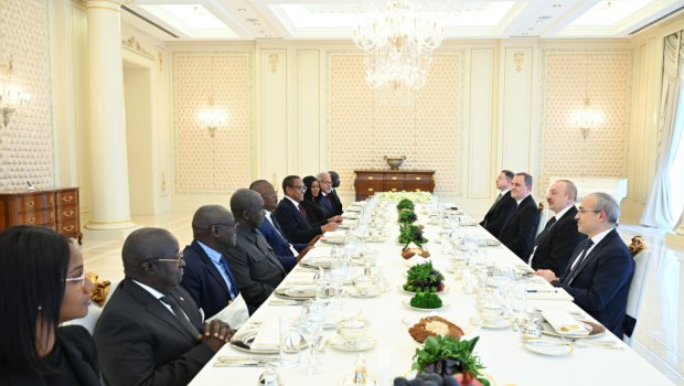 İlham Əliyevin Qvineya-Bisau Prezidenti ilə lanç əsnasında geniş tərkibdə görüşü olub - VİDEO