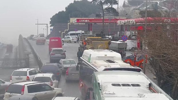 Sürücülərin NƏZƏRİNƏ: Bakıda bir neçə yolda təmir aparılır &ndash; FOTO