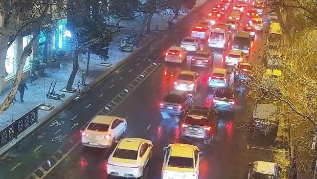Sürücülərin NƏZƏRİNƏ: Paytaxtın 9 istiqamətində sıxlıq var