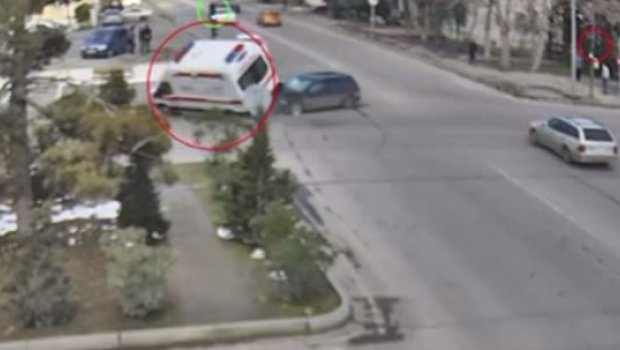 &ldquo;Neftçilər&rdquo;də təcili yardım maşının aşdığı qəzanın ANBAAN VİDEOSU
