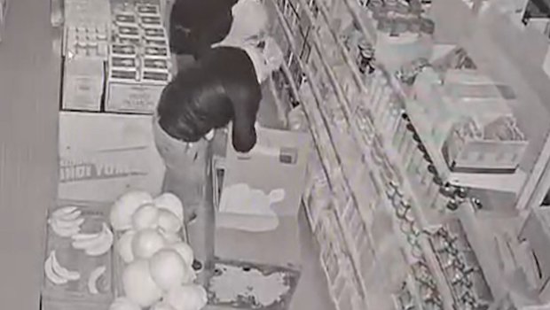 Bakıda maskalı şəxslər marketlərdən 50 minlik oğurluq etdilər &ndash; ANBAAN VİDEO