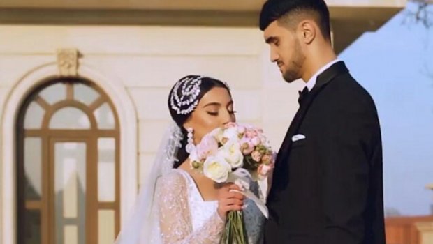 Toral Bayramov xanımına BAHALI AVTOMOBİL hədiyyə etdi &ndash; FOTO