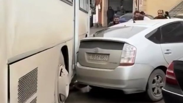 Bakıda avtobus yol kənarında dayanan avtomobilə çırpıldı - VİDEO