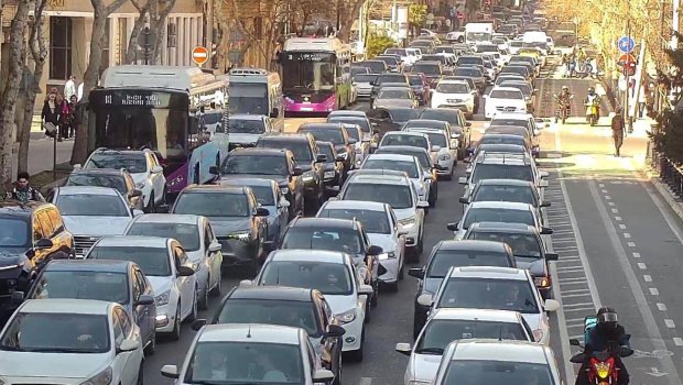 Bakıda bəzi yollarda hərəkət sürəti aşağı düşüb - FOTO