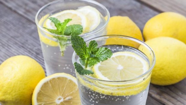 Səhər acqarına limonlu su içsəniz, bədəninizə necə təsir edər?