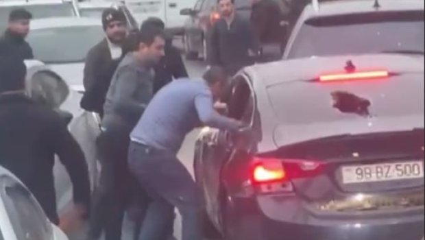 SON DƏQİQƏ! Bakıda bir qrup şəxs yolun ortasında avtomobilə hücum ÇƏKDİ &ndash; ANBAAN VİDEO