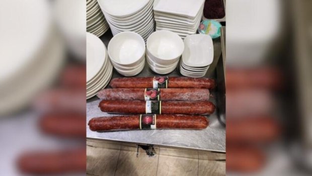 &ldquo;Vətən&rdquo; restoranında YOXLAMA: Anti-sanitar vəziyyət, müddəti bitmiş kolbasalar... - FOTO
