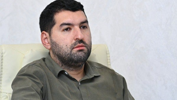 Psixoloq Nizami Orucov konfransda çıxış edərkən yıxıldı &ndash; VİDEO
