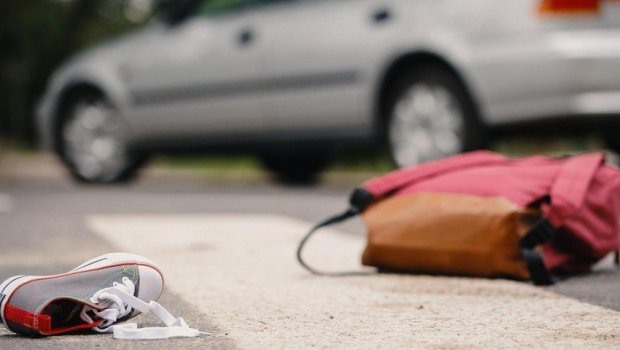 15 yaşlı oğlanı avtomobil vurdu &ndash; Yolu keçmək istəyib