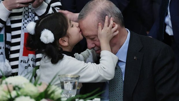 Qəzza zolağından gələn qız Ərdoğanın alnından öpdü - FOTO