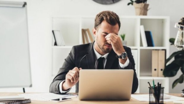 Bütün günü işdə və yolda yuxulu olmaq NƏYİN ƏLAMƏTİDİR?