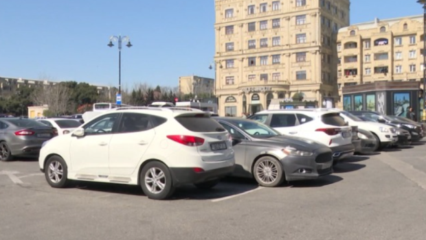 Bakıda avtobus zolağı parklanma yerinə çevrildi - VİDEO