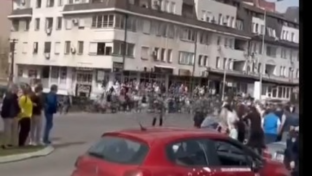 Serbiyada VƏZİYYƏT GƏRGİNDİR: 30 mindən çox etirazçı nümayiş keçirir - VİDEO