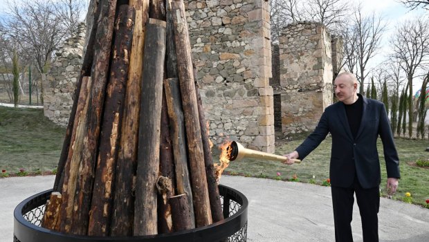 Prezident və Birinci xanım Ağdərədə tonqal ALOVLANDIRDILAR - FOTO/VİDEO