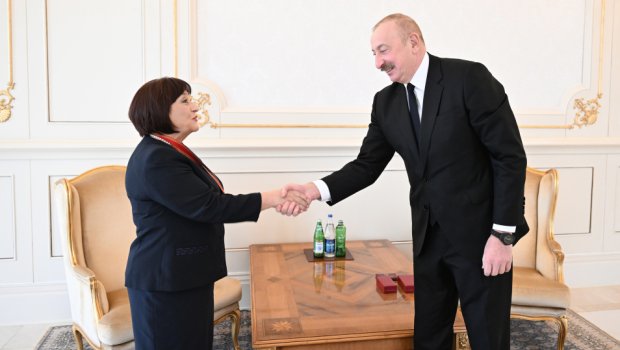 İlham Əliyev Sahibə Qafarovaya “Şərəf” ordenini təqdim etdi - FOTO-VİDEO