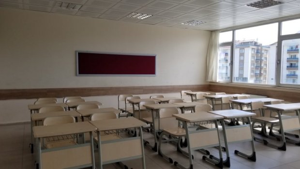 Məktəbdə İNSİDENT &ndash; Ata oğlunu döyən şagirdə stulla HÜCUM ÇƏKDİ
