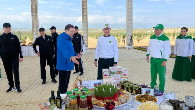 Türkmənistan Prezidenti Azərbaycan stendi ilə tanış oldu – FOTO