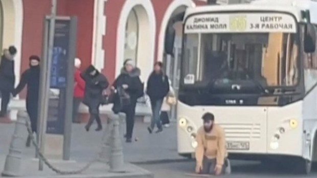 Avtobusu saxlayıb namaz qılan sürücü işdən qovulub
