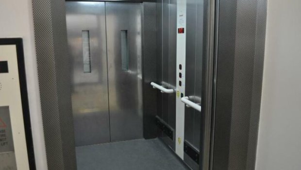 Bakı sakini liftdə köməksiz qaldı