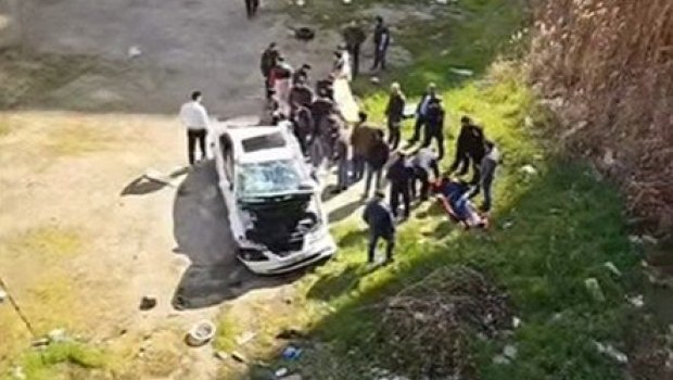 Bakıda park halında olan avtomobil dərəyə yuvarlandı: Xəsarət alan var - FOTO