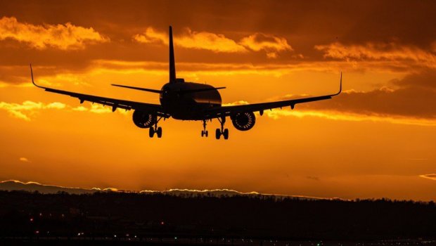Pilot 2 saatlıq uçuşdan sonra təyyarəni geri qaytardı - Bu əşyasını evində unudubmuş... - FOTO