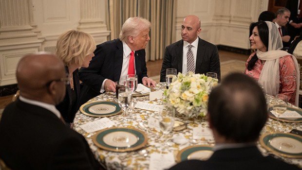 Tramp iftar süfrəsi açdı - FOTO