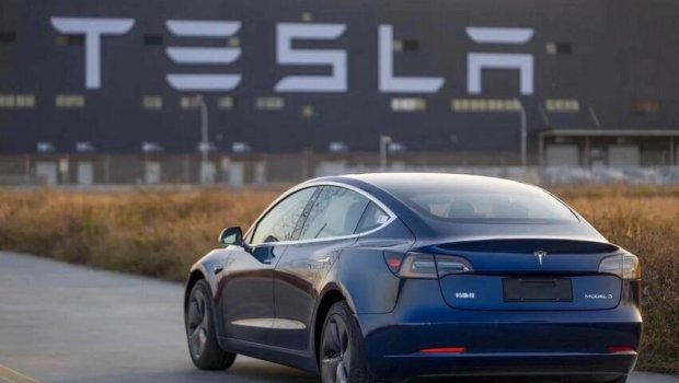 Almaniyada Tesla avtomobilləri yandı