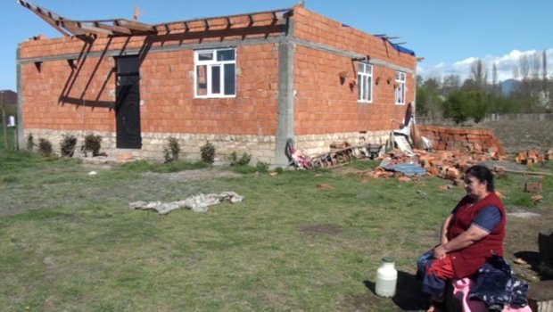 Qaxda altı nəfərlik ailə evsiz QALDI - FOTO