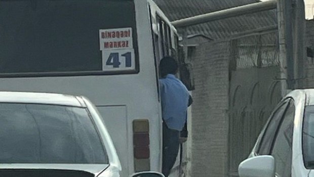 41 saylı avtobusda RƏZALƏT: Sərnişinlər qapıdan asılı vəziyyətdə daşınır - VİDEO