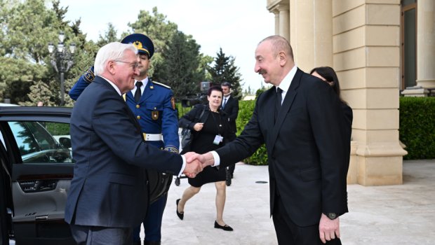 Almaniya Prezidenti Bakıda belə qarşılandı - VİDEO