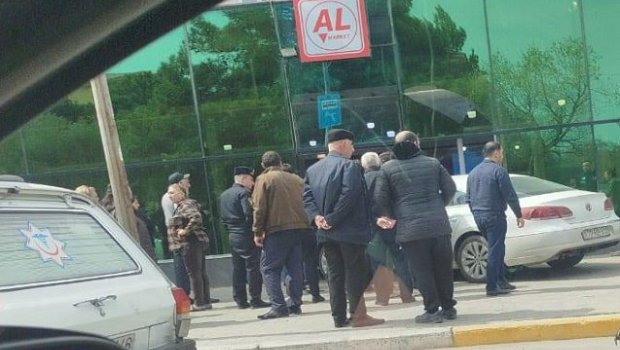 Sumqayıtda avtomobil marketə çırpıldı &ndash; FOTO