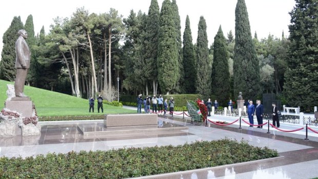 Çin Kommunist Partiyasının nümayəndə heyəti Ümummilli Liderin məzarını və Şəhidlər xiyabanını ziyarət etdi - FOTO