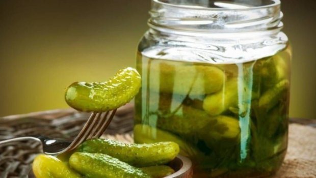 Turşu xiyarın suyunu içmək faydalı imiş
